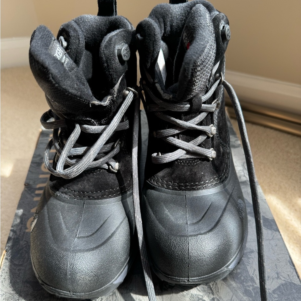 Boys The North Face snow boots-black